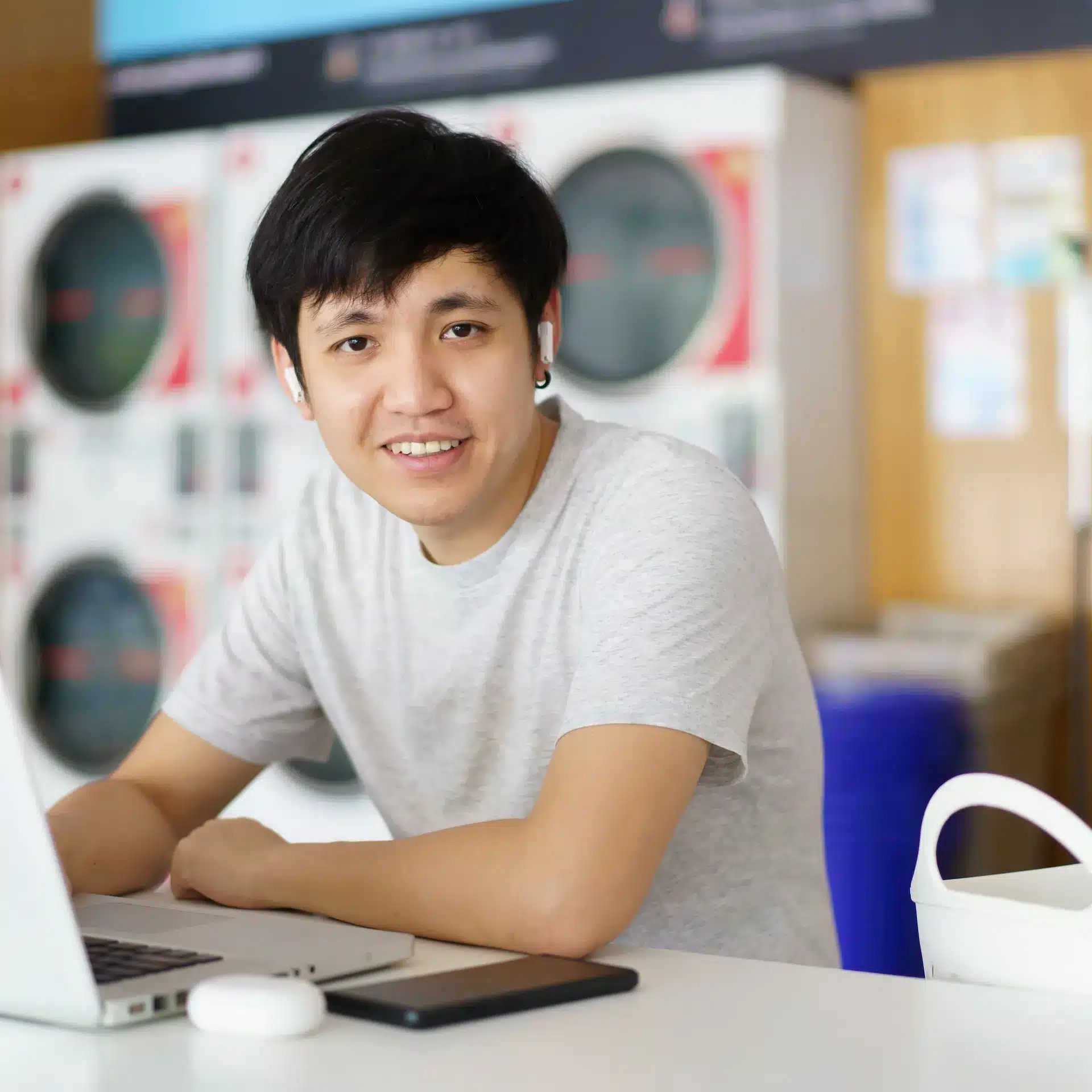 Owner of a laundromat is contacting Jade Finance to learn more about laundry equipment finance options that will work for his business.